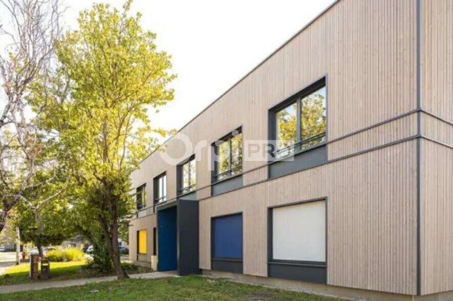 Office in Vénissieux for lease - Building Photo - Image 3 of 30
