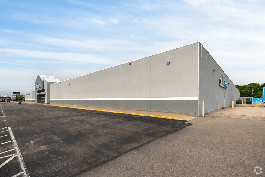 301 S Towne East Mall Dr, Wichita, KS à vendre - Photo du bâtiment - Image 3 de 13