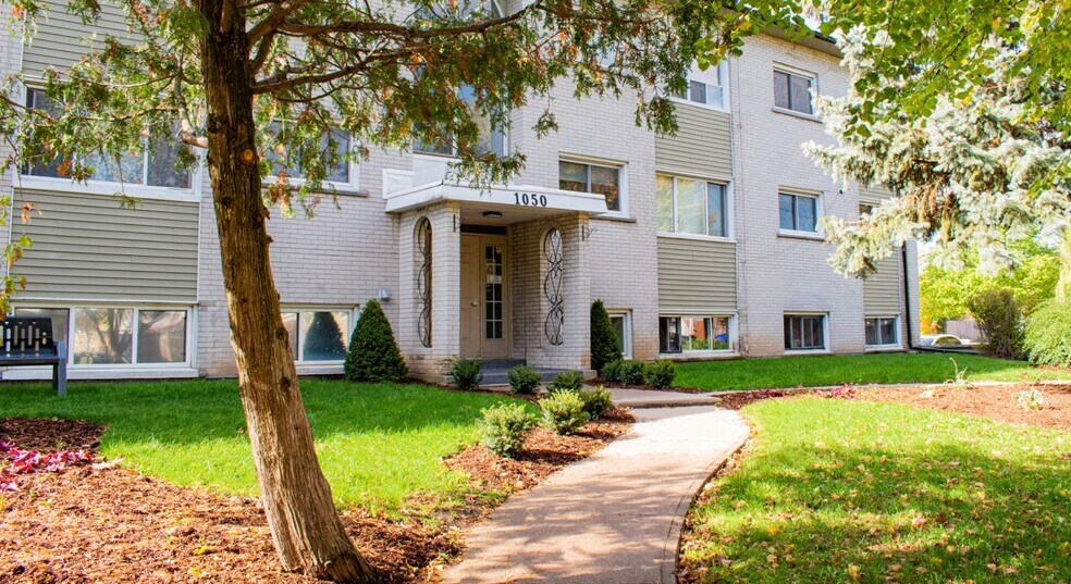 1050 Highland St, Burlington, ON à vendre - Photo du bâtiment - Image 3 de 14