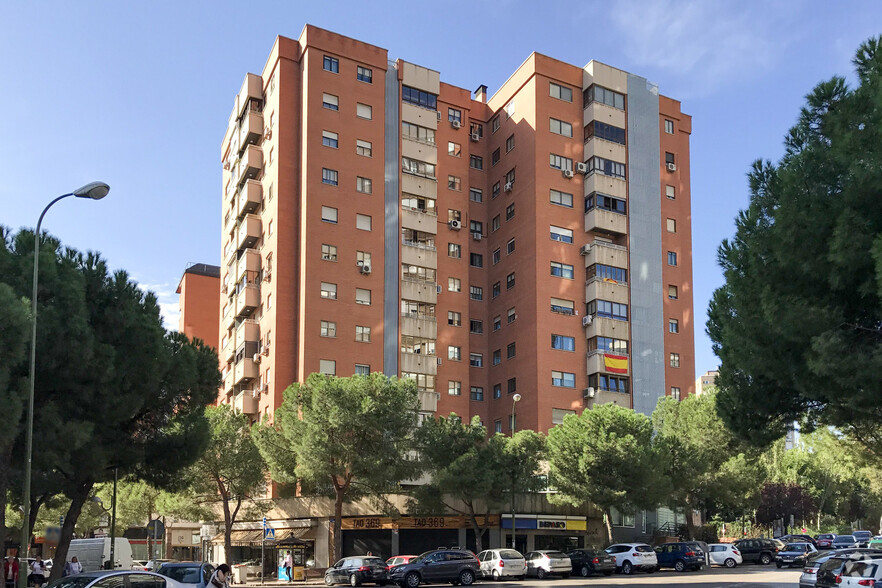 Avenida De San Luis, 166, Madrid, Madrid à louer - Photo du bâtiment - Image 2 de 3