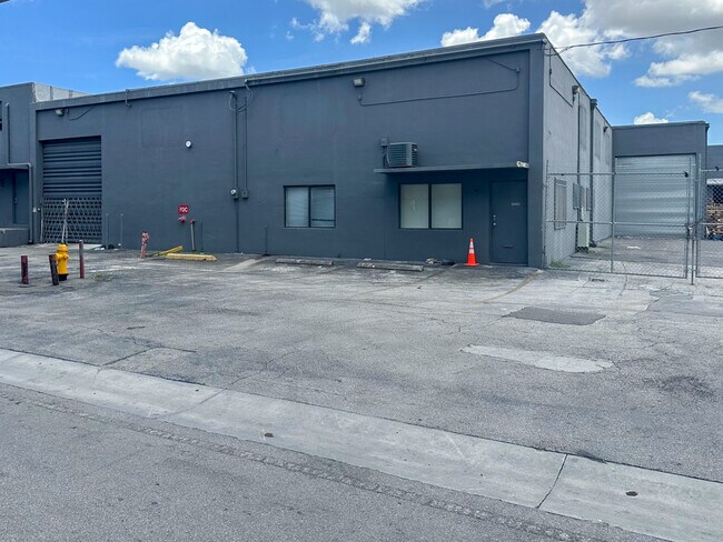 Plus de détails pour 494-498 W 20th St, Hialeah, FL - Industriel à louer