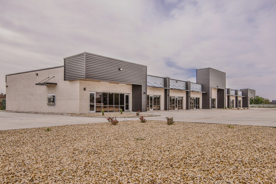 10617 University Ave, Lubbock, TX à louer - Photo du bâtiment - Image 3 de 12