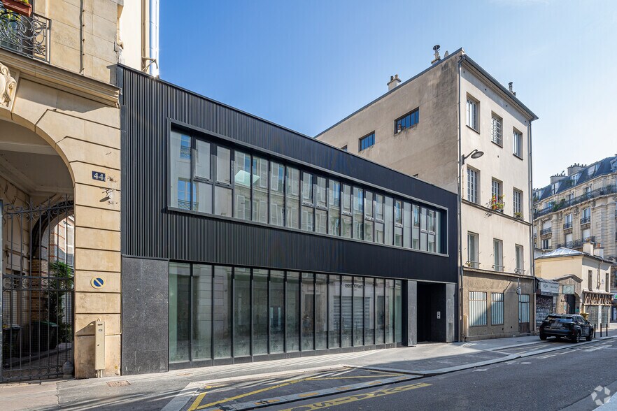 44 Rue Des Vinaigriers, Paris à vendre - Photo du bâtiment - Image 3 de 19