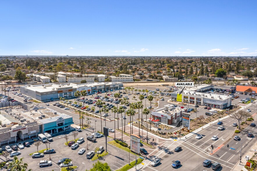 9852 Chapman Ave, Garden Grove, CA à louer - Photo du bâtiment - Image 3 de 23