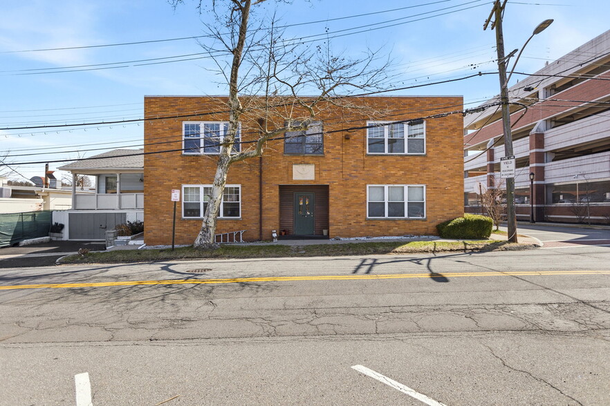 96 Haarlem Ave, White Plains, NY à vendre - Photo principale - Image 1 de 34
