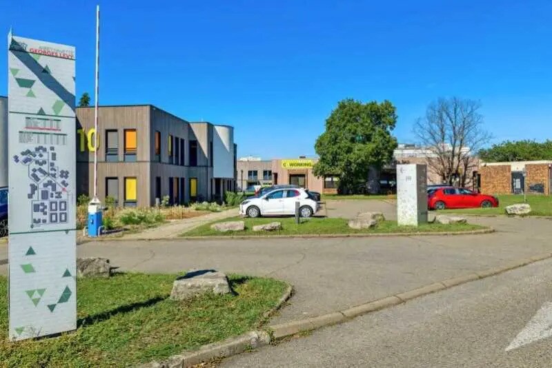 Bureau dans Vénissieux à louer - Photo du bâtiment - Image 2 de 22