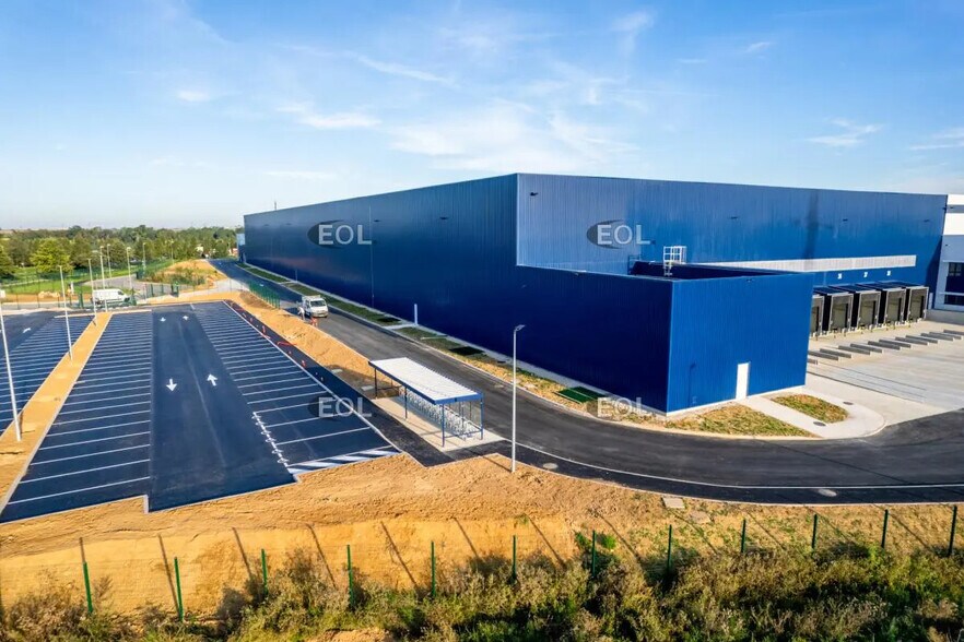 Industrial in Meaux for lease - Building Photo - Image 3 of 7