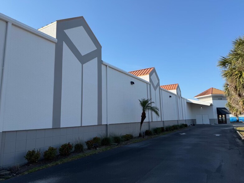 12180 Metro Pky, Fort Myers, FL à louer - Photo du bâtiment - Image 2 de 12