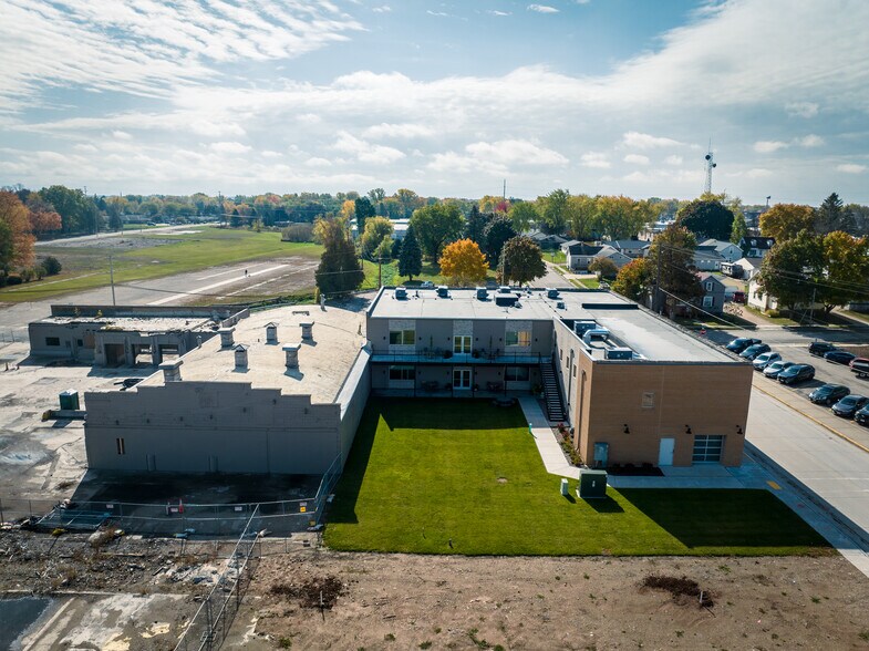 213 E Ryan St, Brillion, WI à vendre - Photo du bâtiment - Image 2 de 5