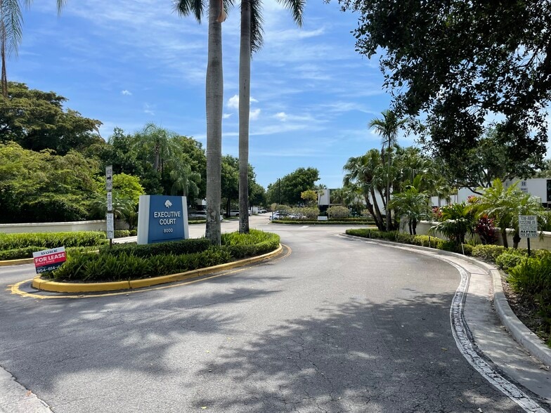 7800 Peters Rd, Plantation, FL à louer - Photo du bâtiment - Image 3 de 9