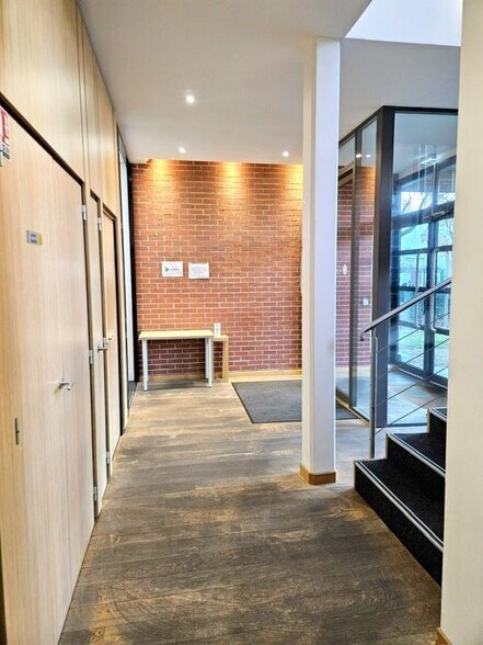 Office in Guyancourt for sale - Lobby - Image 2 of 22