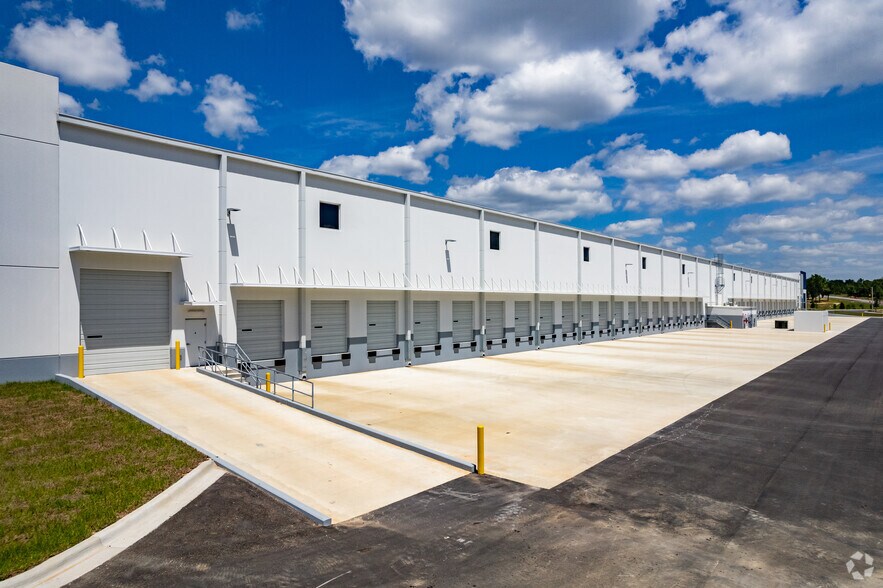 20229 O’Brien Rd, Groveland, FL à louer - Photo du bâtiment - Image 3 de 5