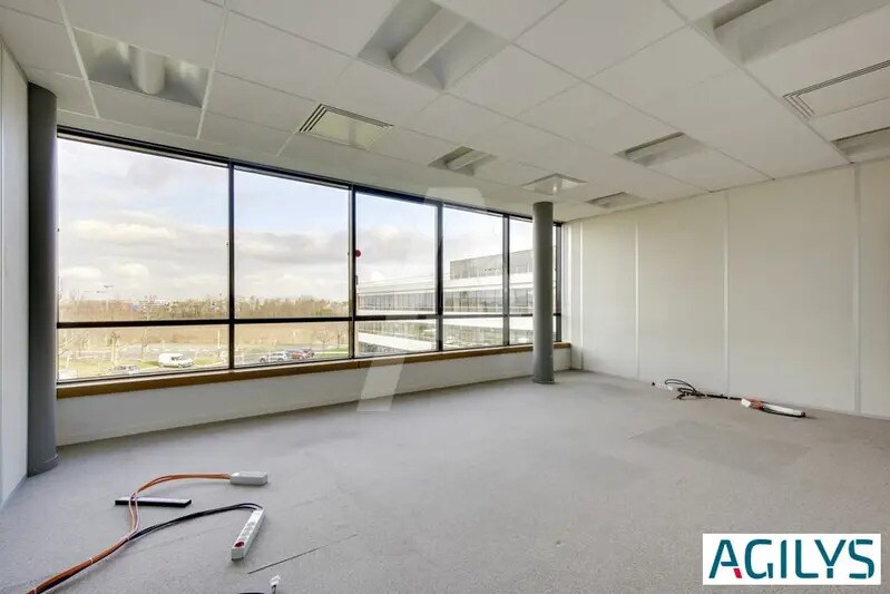 Office in Saclay for lease - Interior Photo - Image 2 of 12