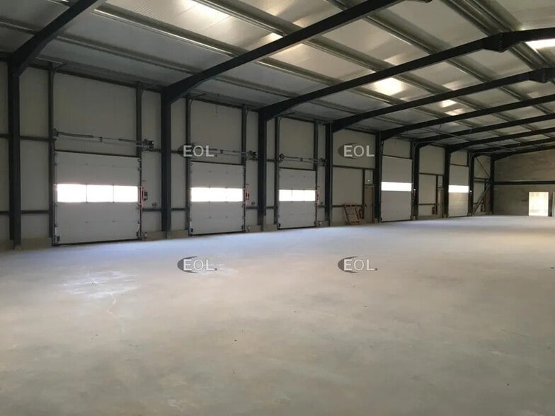 Flex in Boulbon for lease - Interior Photo - Image 1 of 5