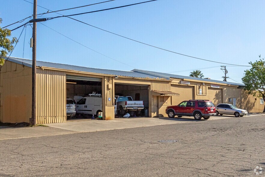 401-409 N E St, Madera, CA à vendre - Photo du bâtiment - Image 2 de 4