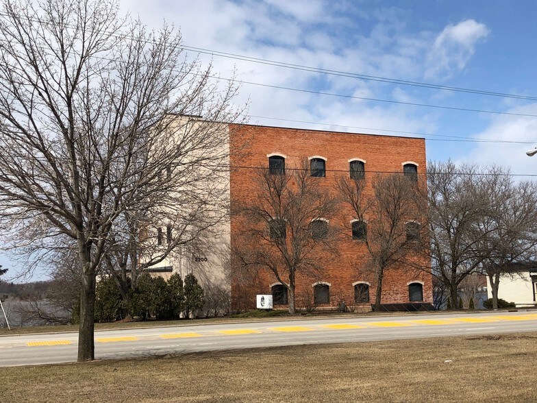 2200 Riverside Dr, Green Bay, WI à louer - Photo du bâtiment - Image 2 de 11