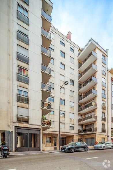 17 Rue Van Loo, Paris à vendre - Photo du bâtiment - Image 3 de 3