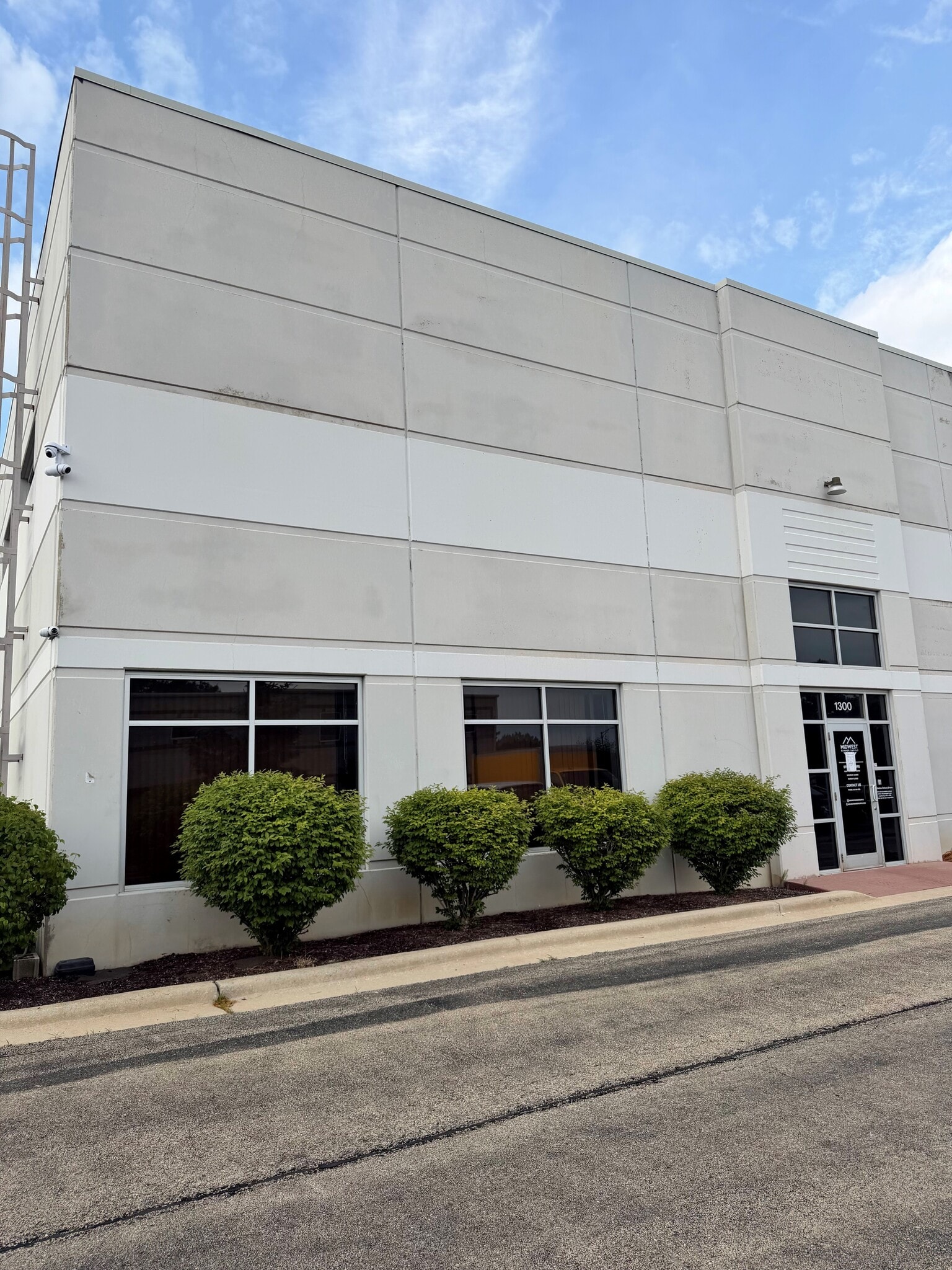 1300 Lakeview Dr, Romeoville, IL for lease Building Photo- Image 1 of 4