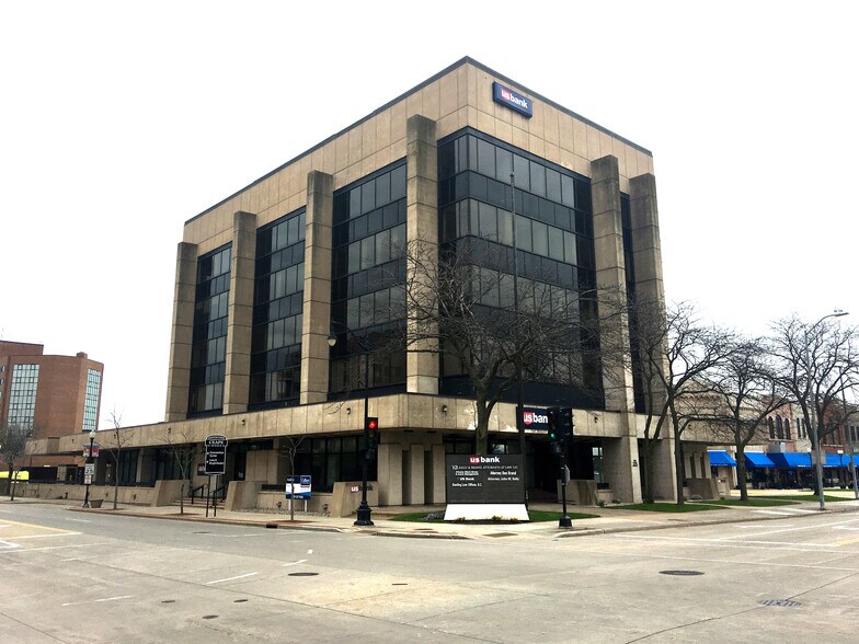 111 N Main St, Oshkosh, WI à louer - Photo du bâtiment - Image 1 de 11