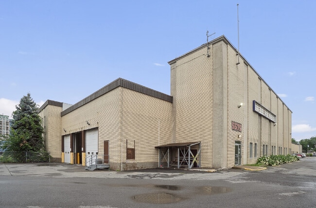 Plus de détails pour 5600-5602 Av Pierre-de Coubertin, Montréal, QC - Industriel à louer