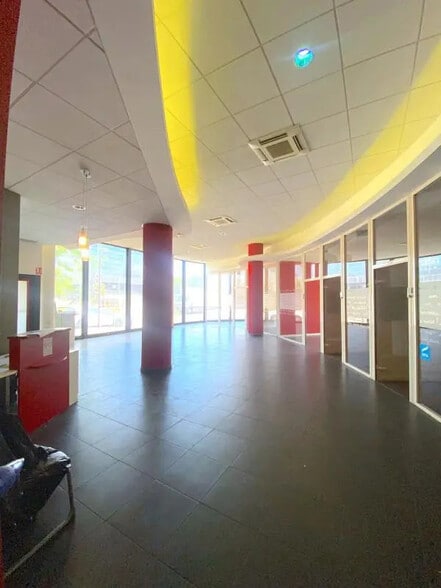 Retail in Marseille for lease - Interior Photo - Image 2 of 4