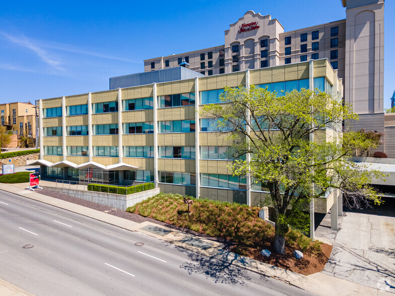 4601 Madison Ave, Kansas City, MO for lease - Primary Photo - Image 1 of 14