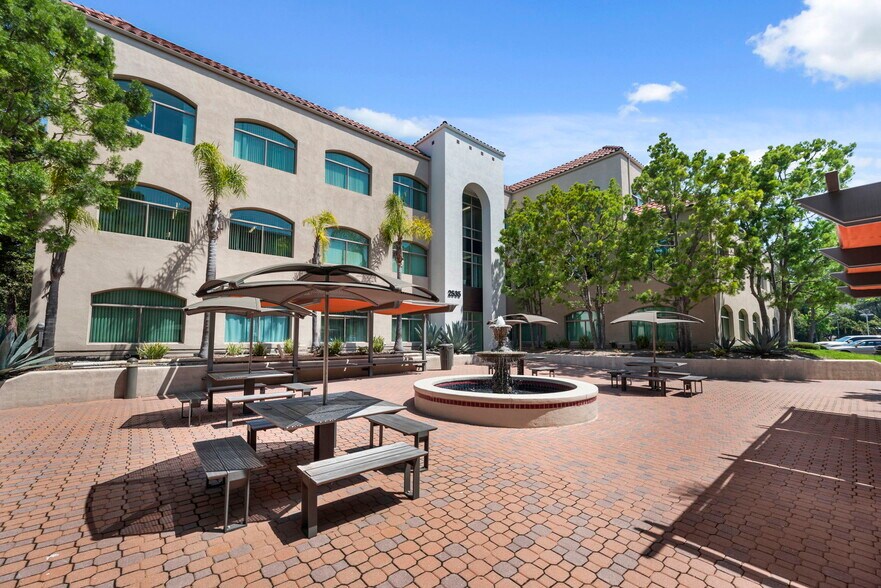 2535 Townsgate Rd, Westlake Village, CA à louer - Photo du bâtiment - Image 2 de 5