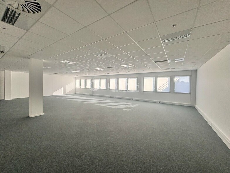 Office in Bondy for lease - Interior Photo - Image 2 of 5