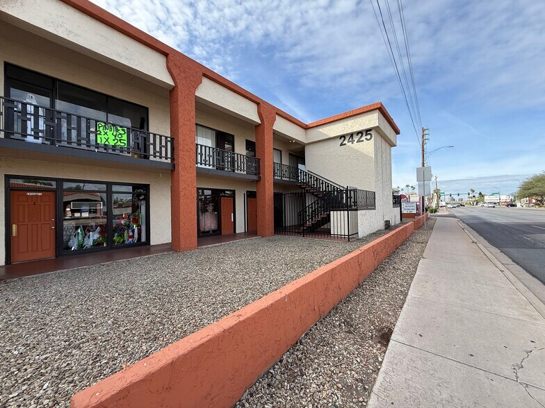 2425 E Thomas Rd, Phoenix, AZ à vendre - Photo du bâtiment - Image 2 de 12