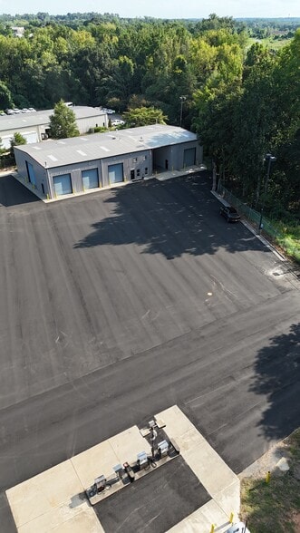9535 Hebron Commerce Dr, Charlotte, NC for lease - Building Photo - Image 3 of 4