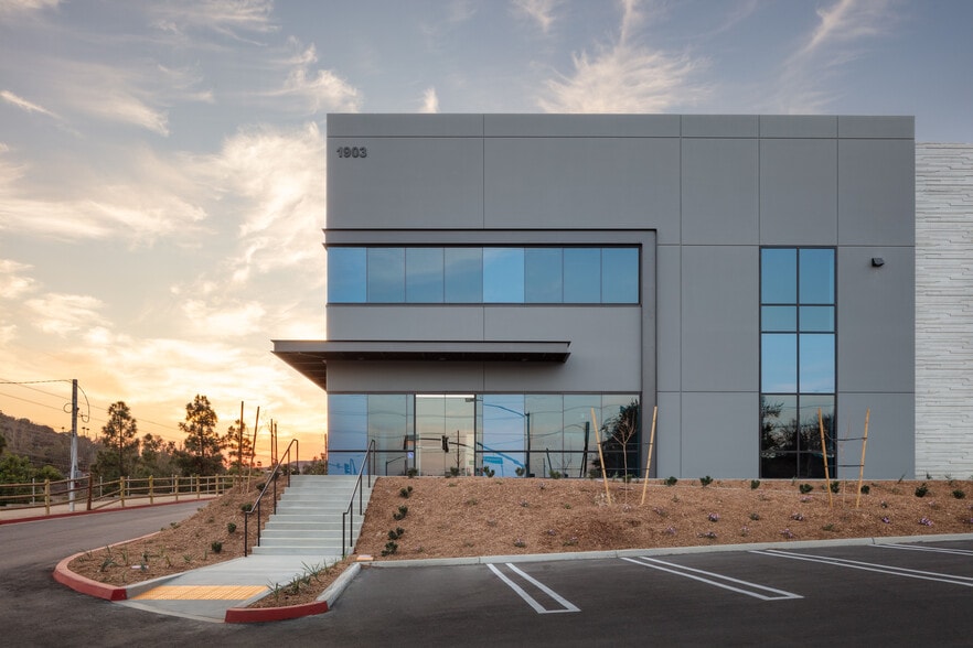 1903 Citracado Pky, Escondido, CA for lease - Building Photo - Image 3 of 11