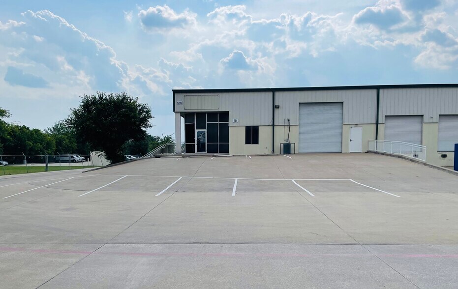 1121 Sturgeon Ct, Arlington, TX for lease - Building Photo - Image 3 of 19