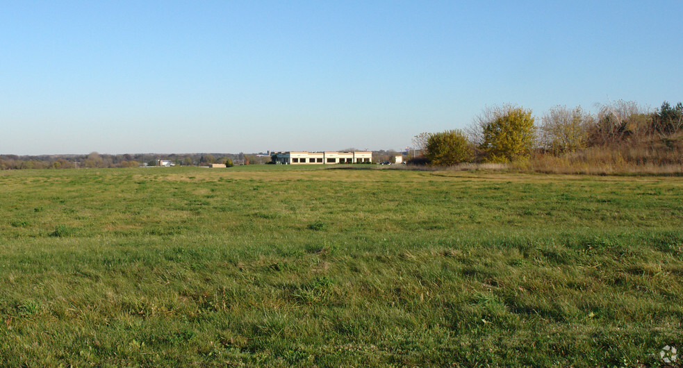 Corporate Cir, East Troy, WI à vendre - Photo du bâtiment - Image 2 de 2