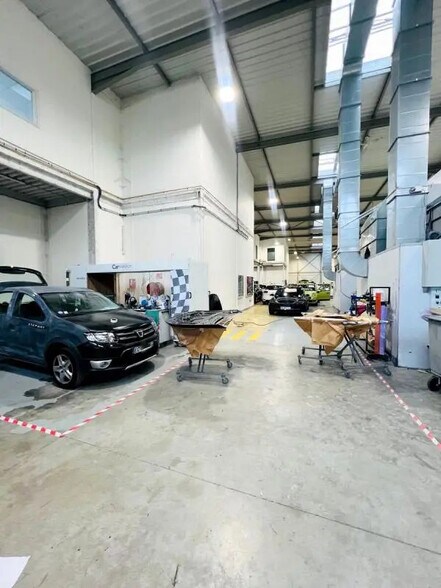 Flex dans Élancourt à louer - Photo du bâtiment - Image 2 de 13