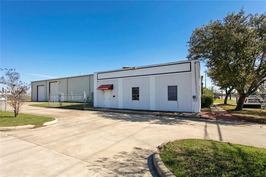 610 W Carson St, Bryan, TX à louer - Photo du bâtiment - Image 3 de 7