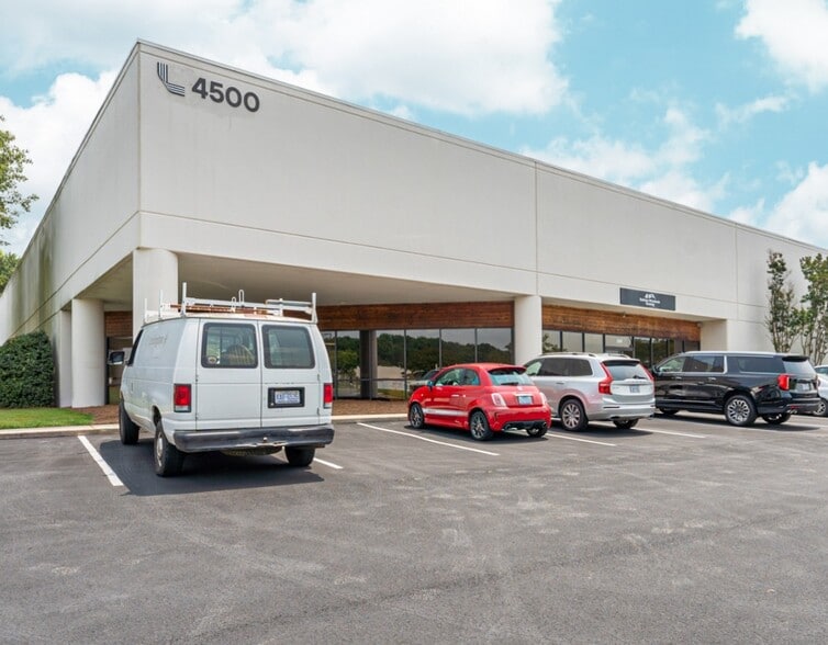 4524 Green Point Dr, Greensboro, NC for lease - Primary Photo - Image 1 of 16