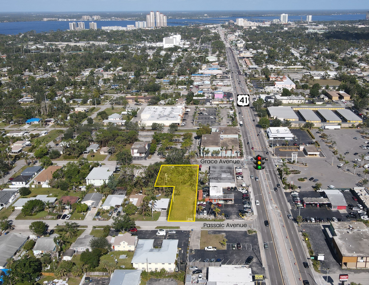 1950 Grace Ave, Fort Myers, FL for sale - Building Photo - Image 3 of 20