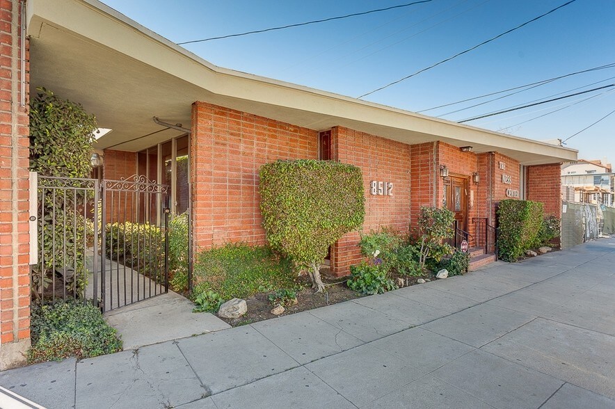 8512 Whitworth Dr, Los Angeles, CA à louer - Photo du bâtiment - Image 3 de 26