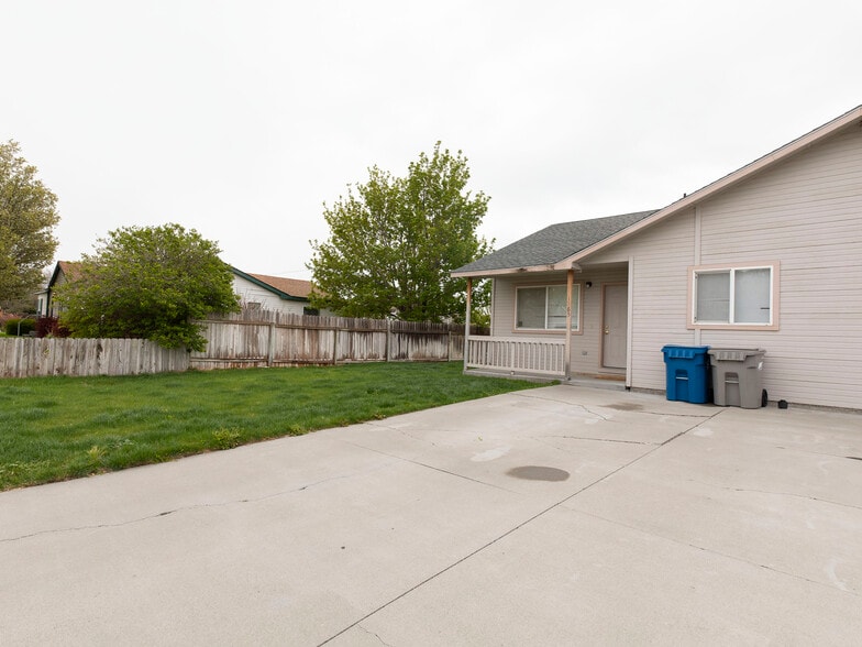 1163-1165 NW Dogwood Cir, Mountain Home, ID for sale - Primary Photo - Image 1 of 16