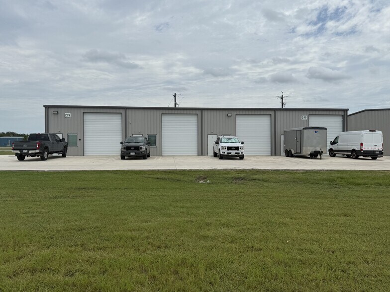 299 Navarro Dr, Seguin, TX à vendre - Photo du bâtiment - Image 3 de 19