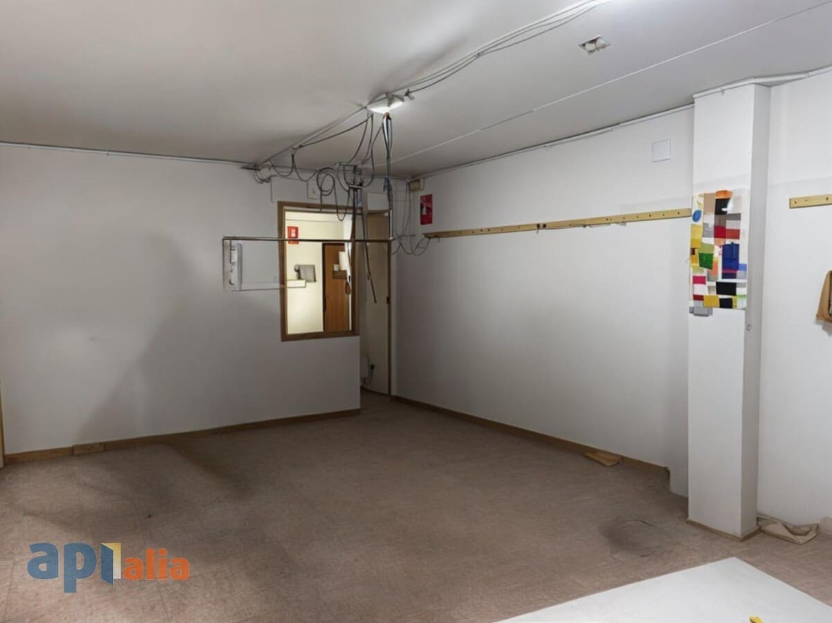 Esplugues de Llobregat, BAR 08950 - - - Interior Photo - Image 2 of 13