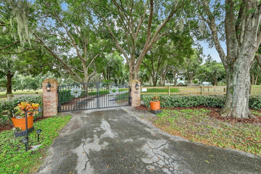 8810 County Road 561, Clermont, FL à vendre - Photo du bâtiment - Image 2 de 54