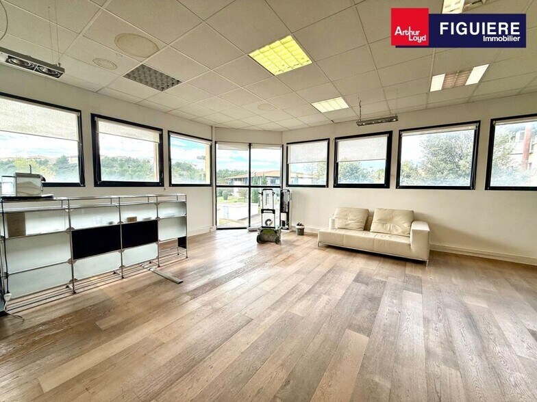 565 Rue René Descartes, Aix-en-Provence for lease - Interior Photo - Image 3 of 10