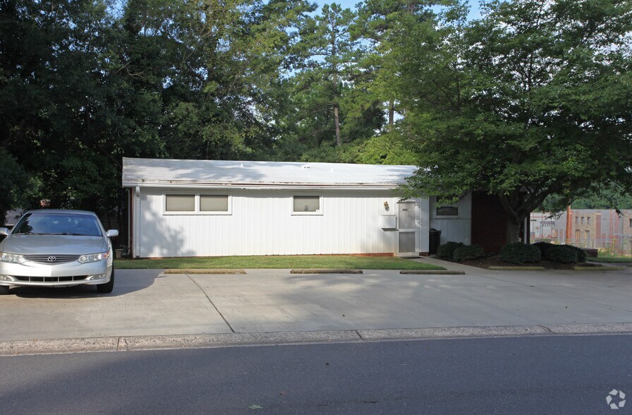 738 Pierson Dr, Charlotte, NC à vendre - Photo du bâtiment - Image 2 de 2