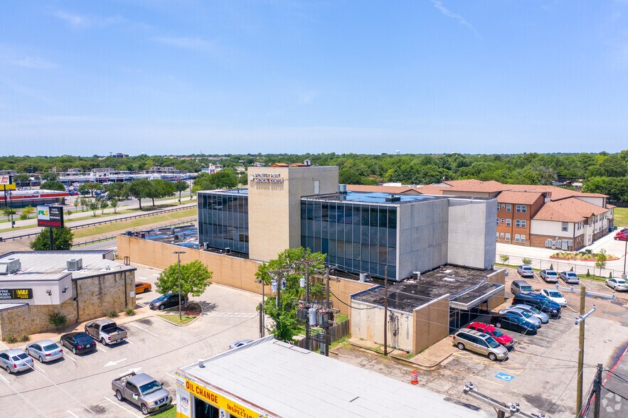 1711 W Irving Blvd, Irving, TX à louer - Aérien - Image 2 de 14