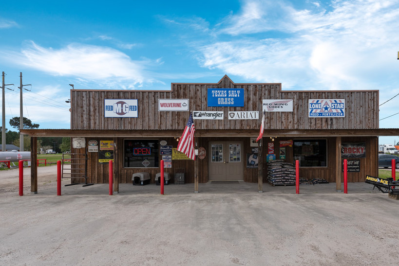 233 Spur 5, Winnie, TX for sale - Building Photo - Image 1 of 1