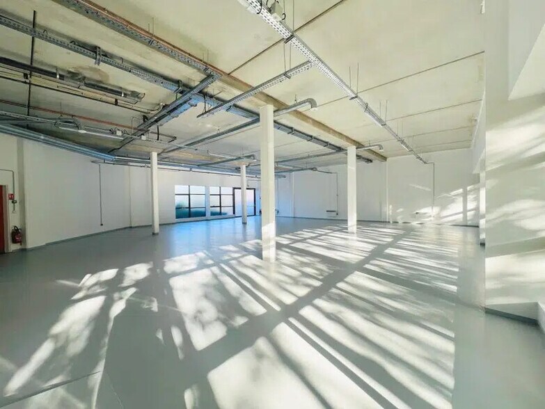 1 Bis Avenue Jean D'Alembert, Élancourt for lease - Interior Photo - Image 2 of 17