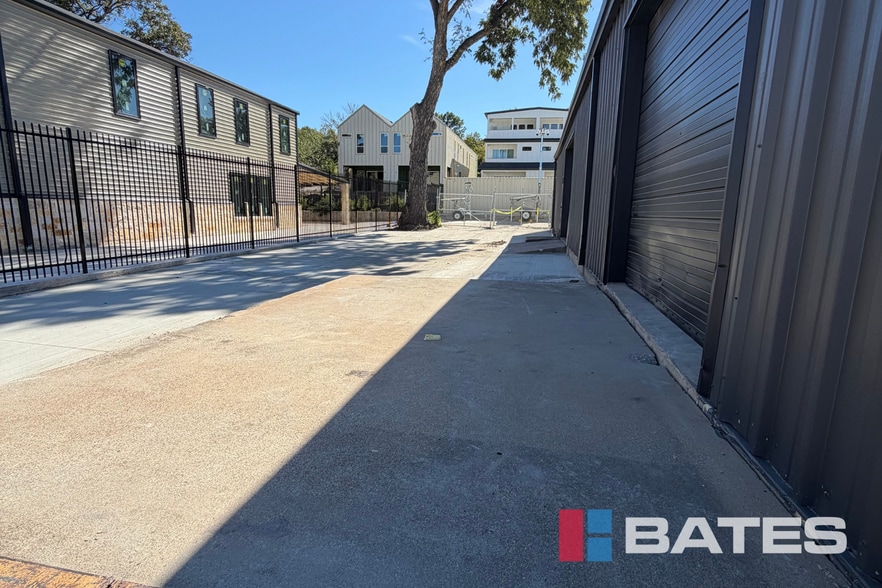 1850 W Commerce St, Dallas, TX for lease - Building Photo - Image 2 of 7