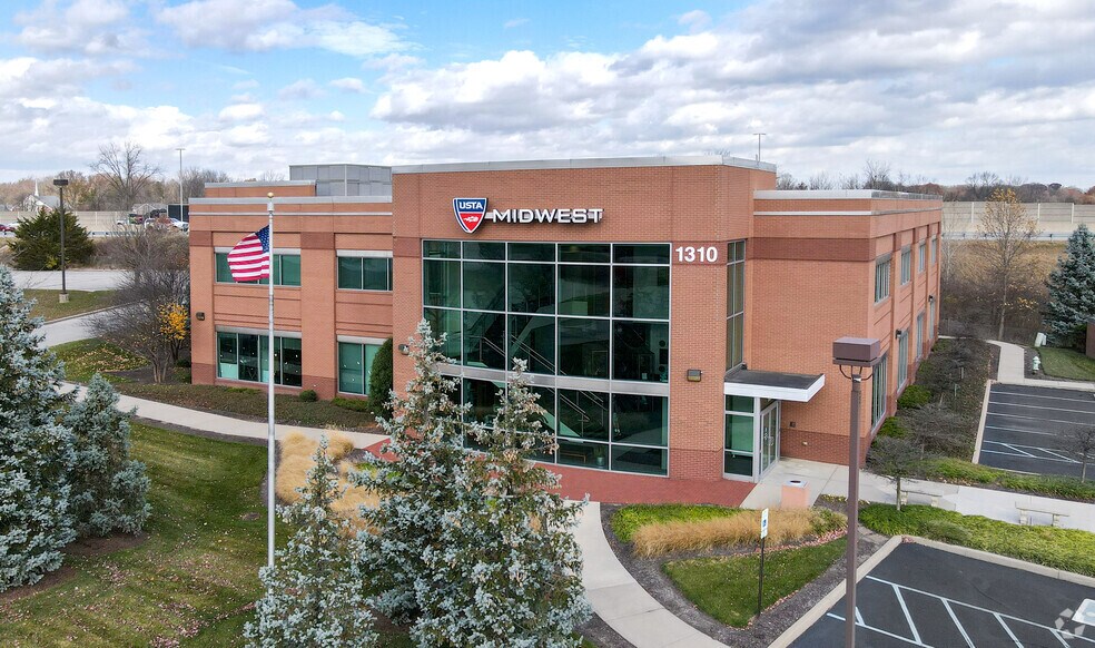 1310 E 96th St, Indianapolis, IN à louer - Photo du bâtiment - Image 1 de 5