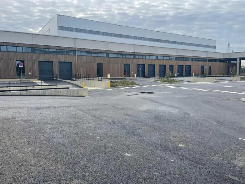 Commerce de détail dans Tremblay-en-France à louer - Photo du bâtiment - Image 2 de 6